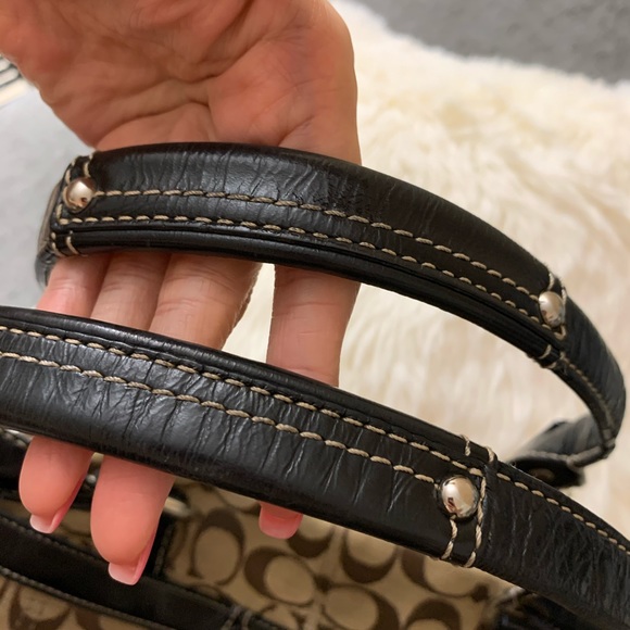 COACH Brown Signature handbag. - Picture 4 of 7